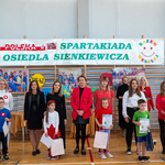 Pamiętkowe zdjęcie laureatów konkursu plastycznego _Czy mały_ czy duży ćwiczenie mu służy__.jpg