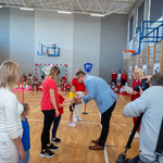 Pan Tomasz Klim wręcza puchary i dyplomy_ gratuluje wygranej_.jpg