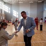 Pan Wiceprezydent wręcza medale zawodniczkom szermierki_.jpg