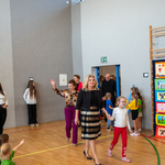 Pani Dyrektor Bożena Jolanta Chodyniecka_ trzymając za dłoń uczennicę_ wchodzi do sali gimnastycznej..jpg