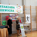 Pani Dyrektor Elżbieta Karpowicz-Stankiewicz podsumowuje zmagania sportowe sześciolatków_.jpg