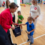 Pani Joanna Firlit_ Prezes Białostockiej Spółdzielni Mieszkaniowej_ wręcza nagrody kapitanowi Drużyny Niebieskich z SP.11.jpg