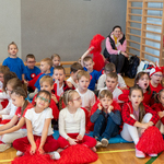 Publiczność z czerwonymi pomponami czeka na rozpoczęcie zawodów..jpg