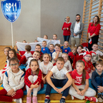 Uczniowie w biało-czerwonych strojach czekają na rozpoczęcie zawodów_.jpg