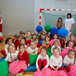 Uczniowie trzymają kolorowe pompony_.jpg