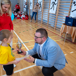 Zastępca Prezydenta Miasta Białegostokiu wręcza dyplom i puchar kapitanowi Drużyny Zółtych_.jpg
