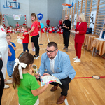Zastępca Prezydenta Miasta Białegostoku_ Pan Tomasz Klim_ wręcza dyplom i puchar zawodniczce z Drużyny Zielonych..jpg