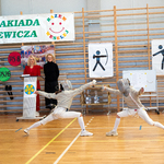 Zawodniczki szrmierki w pokazowym starciu_.jpg
