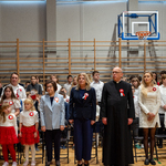 Zdjęcie nr 3 Dyrekcja Szkoły Podstawowej nr 11 oraz zaproszeni goście śpiewają hymn Rzeczpospolitej Polski.jpg
