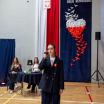 Zdjęcie nr 6 Uczennica klasy 8c śpiewa pieśń patriotyczną.jpg