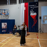 Zdjęcie nr 7 Uczennica Szkoły Podstawowej nr 11 śpiewa pieśń patriotyczną.jpg