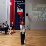 Zdjęcie nr 10 Uczennica Szkoły Podstawowej nr 11 śpiewa pieśń patriotyczną .jpg