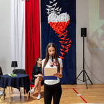 Zdjęcie nr 17 Uczennica Szkoły Podstawowej nr 11 podczas recytacji.jpg