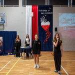Zdjęcie nr 18 Uczennice klasy 8c śpiewają pieśń patriotyczną .jpg