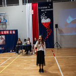 Zdjęcie nr 24 Uczennica Szkoły Podstawowej nr 11 wykonuje pieśń patriotyczną.jpg