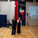 Zdjęcie nr 20 Uczennice Szkoły Podstawowej nr 11 wspólnie śpiewają pieśń patriotyczną.jpg