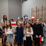 Zdjęcie nr 27 Klasy 3b i 3c podczas śpiewania pieśni patriotycznej.jpg