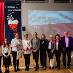 Zdjęcie nr 31 Pamiątkowe zdjęcie po uroczystości z okazji Dnia Niepodległości w Szkole Podstawowej nr 11.jpg