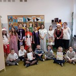 27. Klasa 1es i 1fs wraz z grupą teatralną i panią bibliotekarką po pasowaniu.jpg
