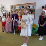 23. Uczennica z 6c w roli książki.jpg