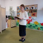 21. Pani bibliotekarka prowadzi pogadankę o książkach.jpg