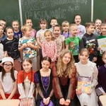 16. Klasa 1c z artystkami z 6c i panią z biblioteki po pasowaniu.jpg