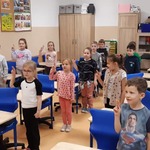 13. Dzieci z 1c powtarzają słowa przyrzeczenia.jpg