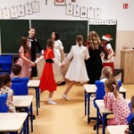 12. Dziewczęta z 6c podczas tańca..jpg