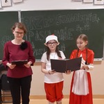11. Iza i Weronika z 6c czytają regulamin biblioteki..jpg