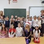 9. Klasa 1b z wychowawczynią oraz grupą teatralną i panią z biblioteki po pasowaniu.jpg