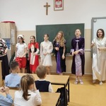 8. Dziewczęta z 6c śpiewają piosenkę.jpg