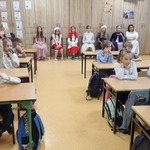 7. Uczniowie klasy 1b z zaciekawieniem słuchają pogadanki.jpg