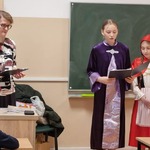 6. Kornelia i Weronika z 6c podczas czytania regulaminu biblioteki..jpg