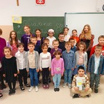 5. Klasa 1a po pasowaniu.jpg