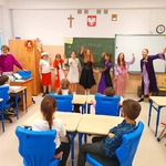 2. Dziewczęta z 6c tańczą i śpiewają.jpg