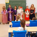 1. Scenka w wykonaniu uczennicy z 6c.jpg