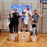 17 Zwycięzcy Turnirju stoją na podium.jpg