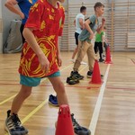 5 Chłopiec przygotowuje się do startu w butach rodzica.jpg
