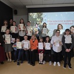 Uczestnicy XXIV Konkursu kolęd i pastorałek klas IV-VIII z Dyrekcją i organizatorkami.jpeg