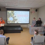 Pani Dyrektor Bożena Chodyniecka podczas ogłaszania werdyktu jurry_ Pani wicedyrektor Ewa Busłowska i organizatorki.jpeg