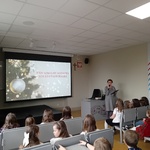 Prowadząca konkurs dla klas 0-3 Pani Kasia_widzowie i uczestnicy..jpg