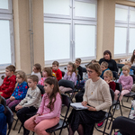 Dzieci wraz z wychowawcami i panią Kasią oglądają spektakl.jpg