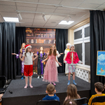 Spektakl _Bajkowa zgaduj zgadula_przygotowany przez grupę teatralną dziewczynek z 6 _c_.jpg