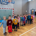 Przedszkolaki na sali gimnastycznej.jpg