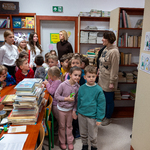Przedszkolaki odwiedzają bibliotekę szkolną_.jpg