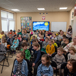 Dzieci wraz z wychowawcami ogladają spektakl pt. _Bajkowa zgaduj zgadula_.jpg