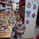 Dzieci odwiedzają również bibliotekę szkolną.jpg