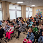 Nasi goscie wraz z Panią Kasią z biblioteki oglądają spektakl.jpg