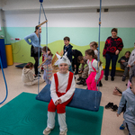 Samorząd uczniowski naszej szkoły oprowadza przedszkolaków po sali SI.jpg