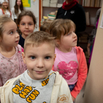 Dzieci oglądają prace wywieszone w naszej szkolnej bibliotece.jpg